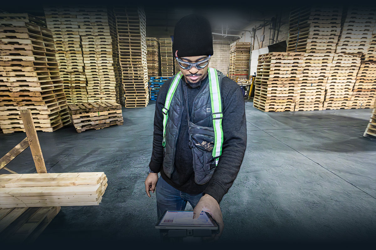 Portrait of Victor Elias, senior fullstack developer and support at Pallet Connect